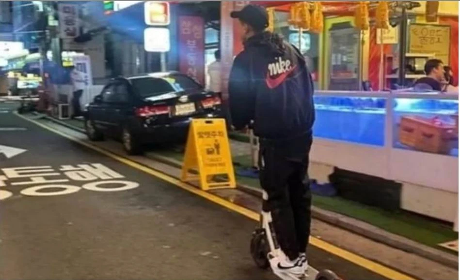 Cựu sao MU Jesse Lingard cưỡi scoter điện không giấy phép, không mũ bảo hiểm. Ảnh: K.T