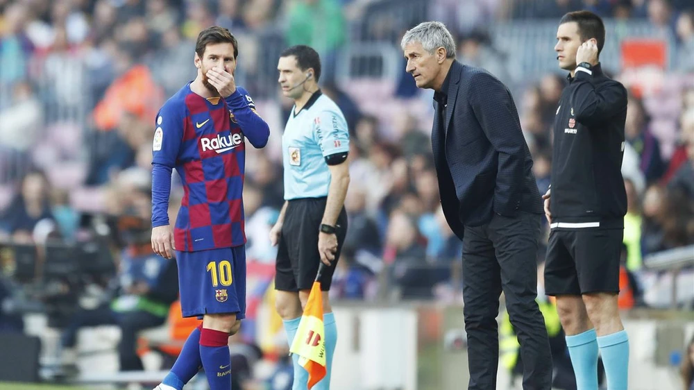 HLV Quique Setien cho biết ông học hỏi rất nhiều khi dẫn dắt Barca của ngôi sao Messi. Ảnh: GETTY.