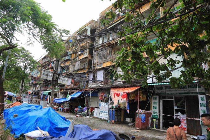 Một số toà chung cư cũ đã hoạt động hơn 40 năm tại quận Ngô Quyền, Hải Phòng sau cơn bão số 3. Ảnh: Lê Tân