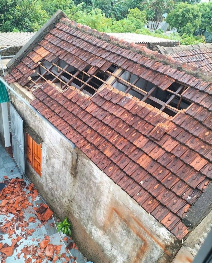 Nhà dân ở xã Kỳ Xuân, huyện Kỳ Anh tốc mái trước bão. Ảnh: Hùng Lê