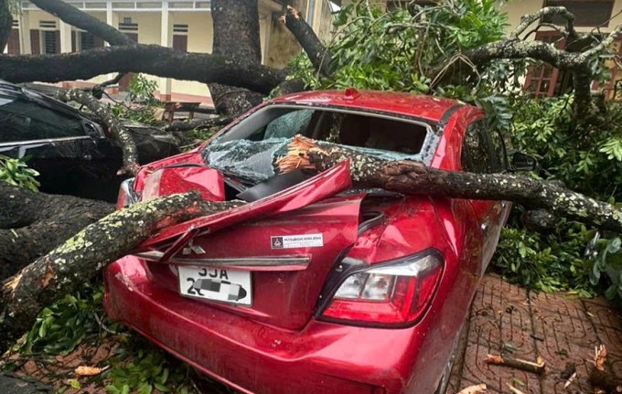 Một chiếc xe khác bị đè bẹp phần sau. Ảnh: Tống Sơn