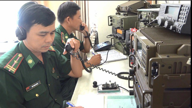 Trực ban Bộ đội Biên phòng Bình Định nắm tình hình các tàu cá của địa phương hoạt động trên biển. ẢNH: CÔNG CƯỜNG