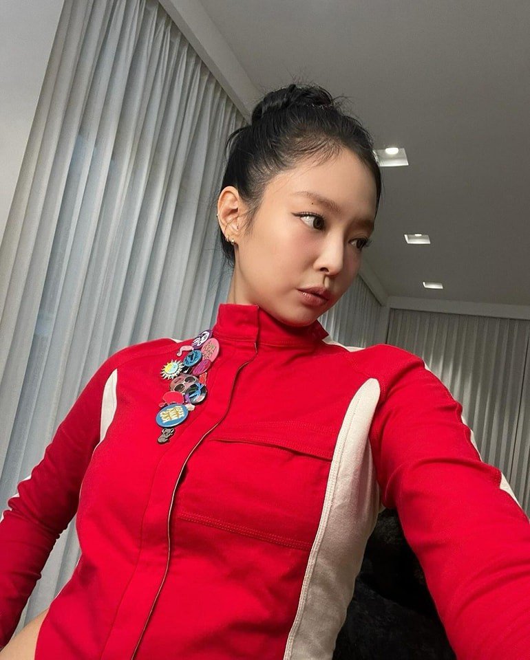 Ngày 5/9, Jennie BLACKPINK tiếp tục xuất hiện tại sự kiện private dinner mừng khai trương cửa hàng Human Made Seoul do Pharrell & NIGO tổ chức. Nàng IT girl diện mẫu đầm dáng bí hot trend cùng với chiếc áo khoác jacket tông màu đỏ tươi đến từ TOILÈ STUDIOS. Cô hoàn thiện tạo hình thời thượng với đôi giày cao gót mũi nhọn đính lông có phần đế đỏ nhung.