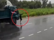 Media - Clip: Sang đường bất cẩn, tài xế xe đầu kéo bị xe tải tông văng