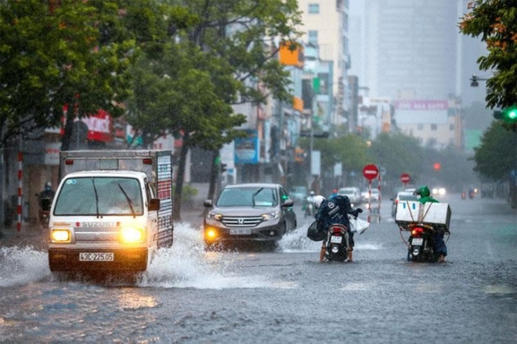 Mưa lớn tiếp diễn, cảnh báo nguy cơ ngập úng, lũ quét, sạt lở tại miền Trung