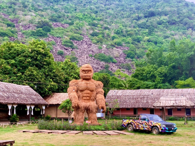 Tác phẩm King Kong cao 6m làm từ rơm và cỏ tre được Dư cùng anh trai sinh đôi hoàn thiện trong 2 tháng