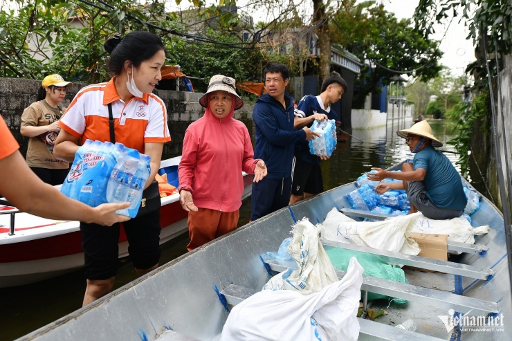 Lũ dữ tàn phá Chương Mỹ, người dân chấp nhận sống xa nhà hàng tháng trời