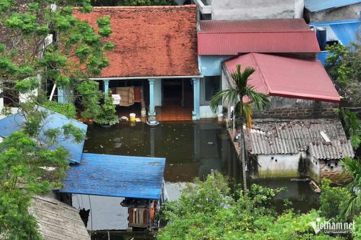 Lũ dữ tàn phá Chương Mỹ, người dân chấp nhận sống xa nhà hàng tháng trời