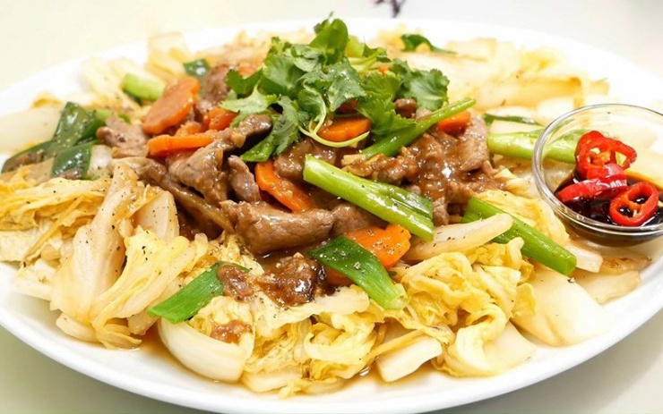 Cải thảo xào thịt bò: Một món ăn chứa nhiều dinh dưỡng nhưng cách chế biến lại rất đơn giản đó là cải thảo xào thịt bò. Thịt bò được xào vừa phải nên rất mềm, thơm cùng cải thảo tươi, giòn, thấm vị. Món này ăn cùng mì gói hoặc cơm thì hợp vô cùng.