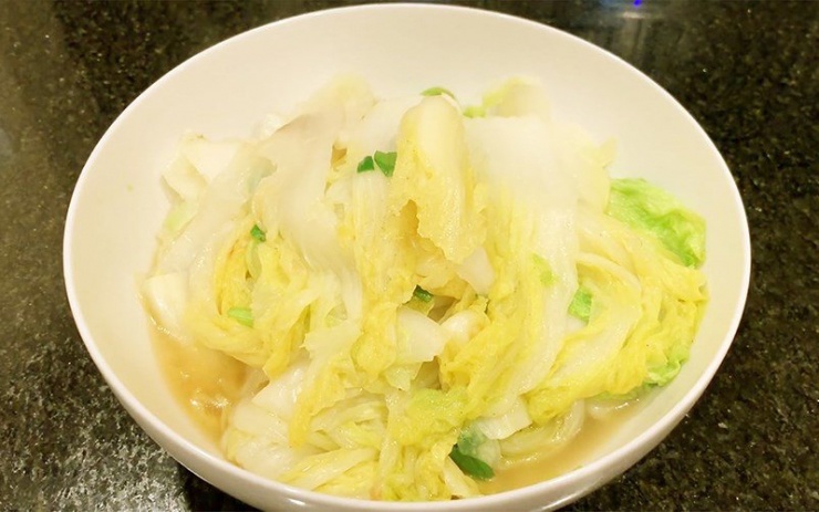 Cải thảo xào tỏi: Nếu bạn đã quá “ngán ngẩm” các món ăn chứa nhiều protein như: thịt, cá,... thì rau xào sẽ là món ăn vô cùng thích hợp. Cải thảo xào tỏi vừa ngon, vừa dễ thực hiện lại chứa nhiều chất xơ, tốt cho cơ thể. Cải thảo giòn, ngọt xào cùng tỏi thơm, dậy mùi. Ăn một miếng rau thôi mà thấy thanh mát cả người trong những ngày hè như thế này thì còn gì bằng!