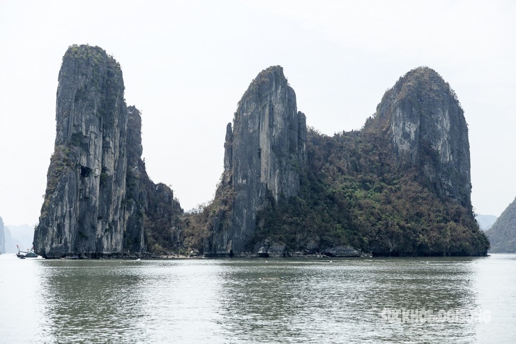 Vịnh Hạ Long hoang tàn sau bão, mất đi màu xanh tươi đẹp