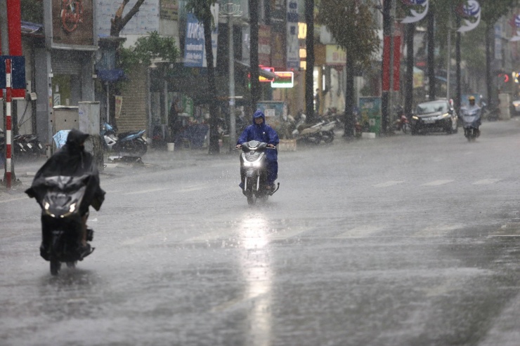 Khoảng 14h15 ngày 20/9, cơn mưa trắng trời trút xuống Hà Nội khiến nhiều tuyến phố nhanh chóng thành sông chỉ sau 15 phút.