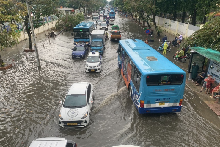 Hà Nội ngập nặng sau cơn mưa lớn bất ngờ