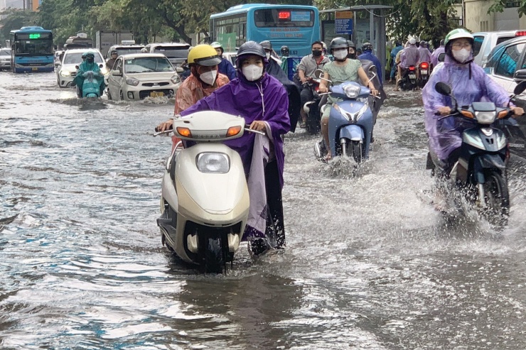 Hà Nội ngập nặng sau cơn mưa lớn bất ngờ