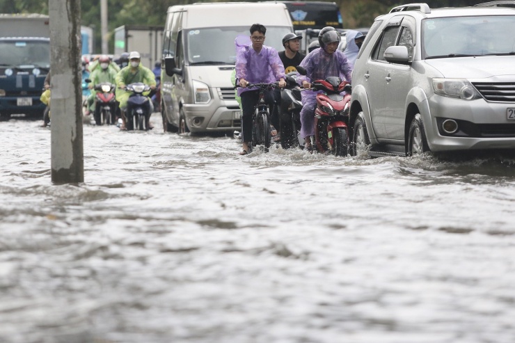 Hà Nội ngập nặng sau cơn mưa lớn bất ngờ