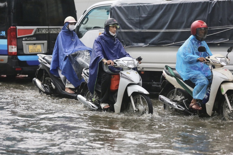 Hà Nội ngập nặng sau cơn mưa lớn bất ngờ