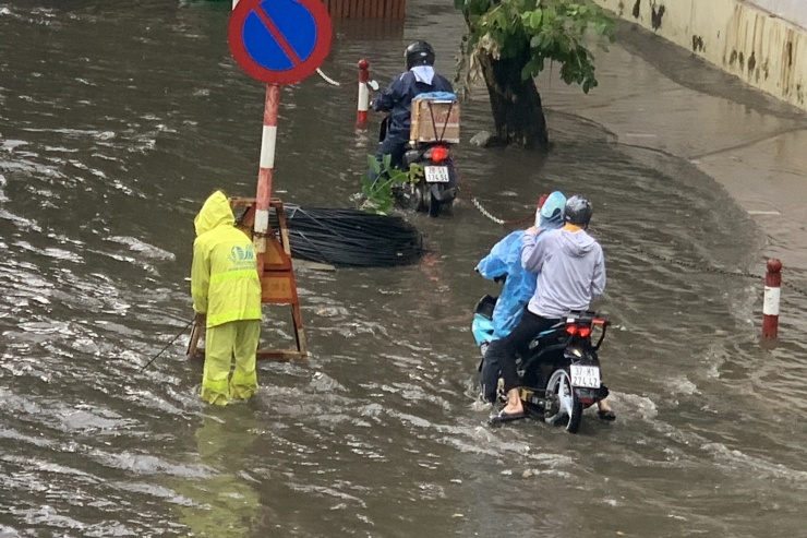 Công nhân thoát nước ứng trực tại điểm ngập.