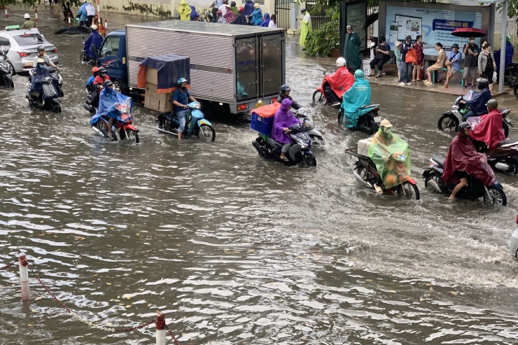 Hà Nội ngập nặng sau cơn mưa lớn bất ngờ