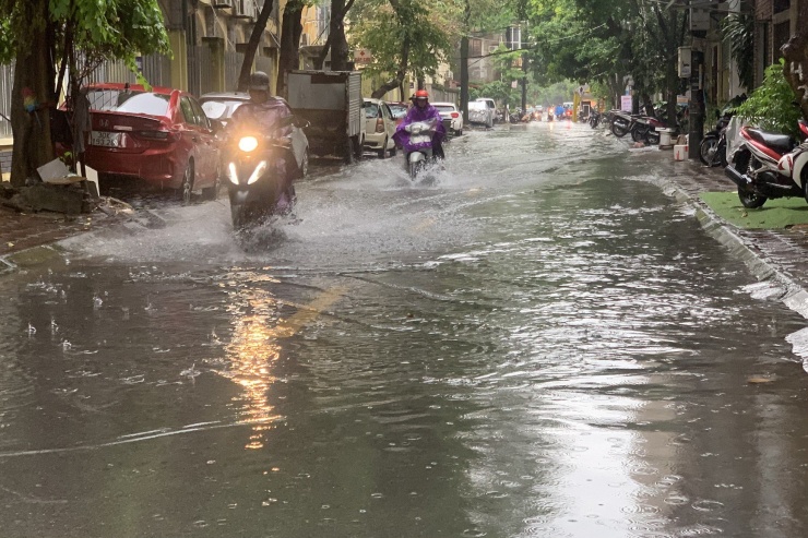 Các phương tiện lội qua biển nước trên phố Nguyễn Viết Xuân (quận Hà Đông).