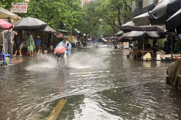 Phố Nguyễn Thái Học (quận Hà Đông) ngập nước.