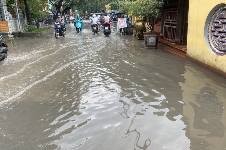 Hà Nội ngập nặng sau cơn mưa lớn bất ngờ