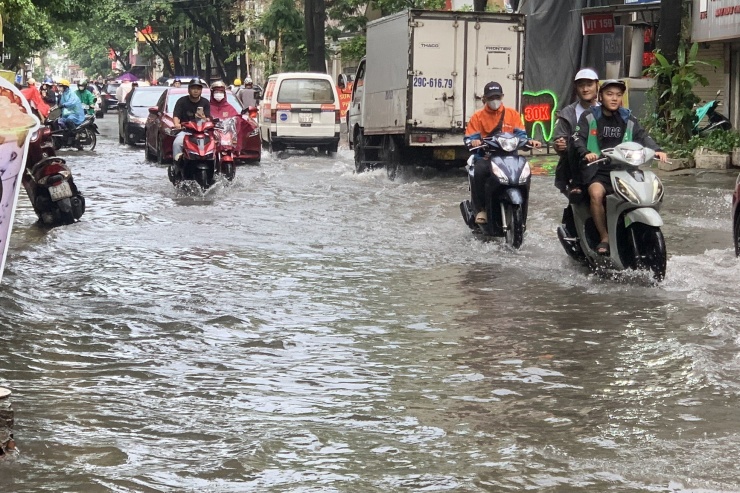 Hà Nội ngập nặng sau cơn mưa lớn bất ngờ