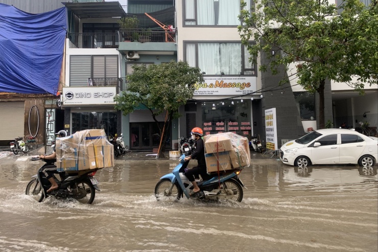 Hà Nội ngập nặng sau cơn mưa lớn bất ngờ