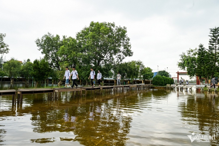 Đại diện Ban Giám hiệu nhà trường cho biết: Trường có 24 lớp học với 981 học sinh. Đợt bão vừa qua cơ sở vật chất của nhà trường không bị thiệt hại nhiều, các lớp học vẫn đảm bảo an toàn. Tuy nhiên, do mưa lũ kéo dài, từ ngày 9/9, nước lũ tràn vào khiến sân trường và các dãy lớp học tầng 1 bị ngập, điểm sâu nhất khoảng một mét. Đây là lần đầu nhà trường bị ngập sâu như vậy.