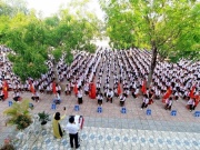 Giáo dục - du học - Người đàn ông khắc khổ đội mưa xin giảm học phí và hành động của hiệu trưởng