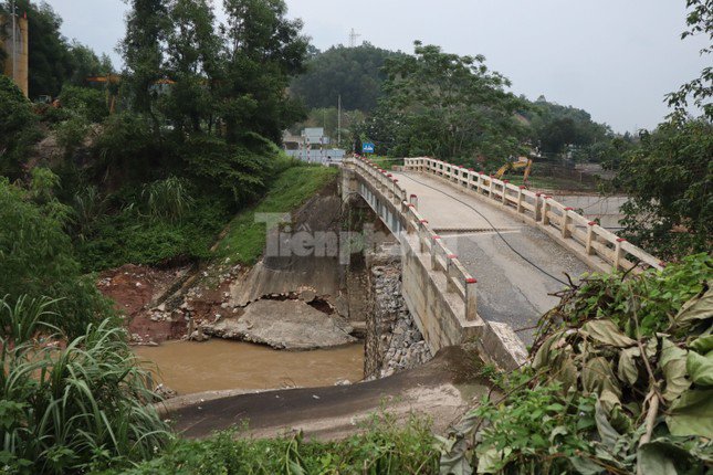 Cầu Ngòi Móng đổ sập do mưa lũ, hàng loạt biện pháp ứng phó được ban hành