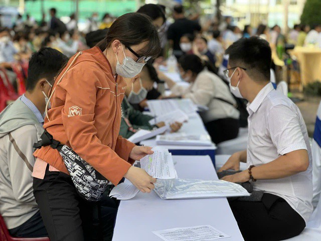 Người lao động làm thủ tục hưởng trợ cấp thất nghiệp tại một sàn giao dịch việc làm (Ảnh: HUỲNH NHƯ)