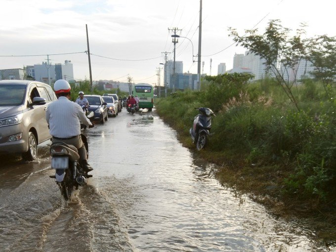 Mưa gây ngập đường ở TP HCM. Ảnh: Đinh Tiên