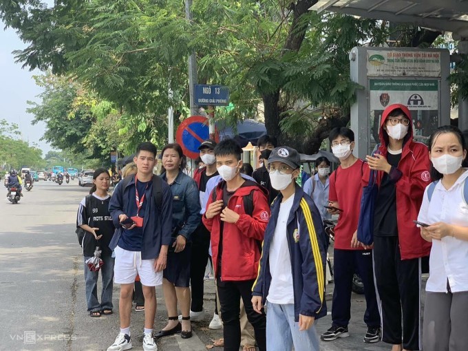 Sinh viên Bách khoa Hà Nội chờ xe buýt trên đường Giải Phóng, sáng 20/9. Ảnh: Doãn Hùng