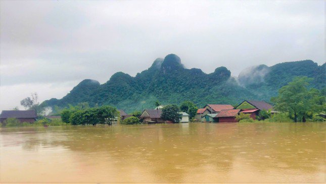 &#39;Làng du lịch tốt nhất thế giới&#39; ở Quảng Bình chìm trong biển nước - 1