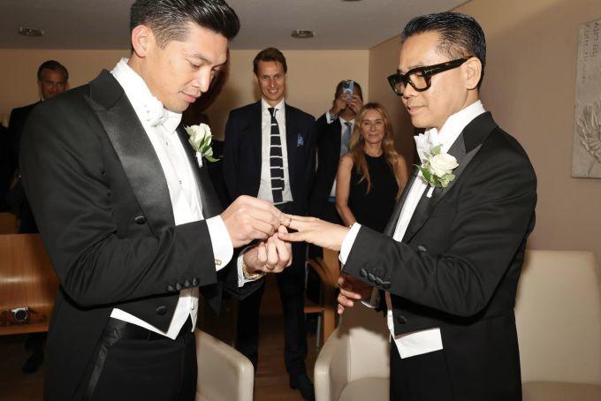 Yves Huy Phan thực hiện nghi thức trao nhẫn cưới cho NTK Thái Công.