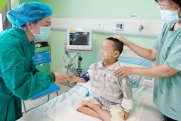 Sức khỏe - Bé trai 8 tuổi bị suy thận giai đoạn cuối được hồi sinh