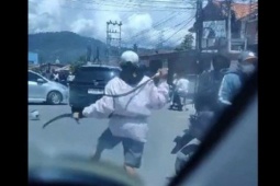 Media - Clip: Nhóm nam sinh cầm hung khí đuổi chém nhau trên phố