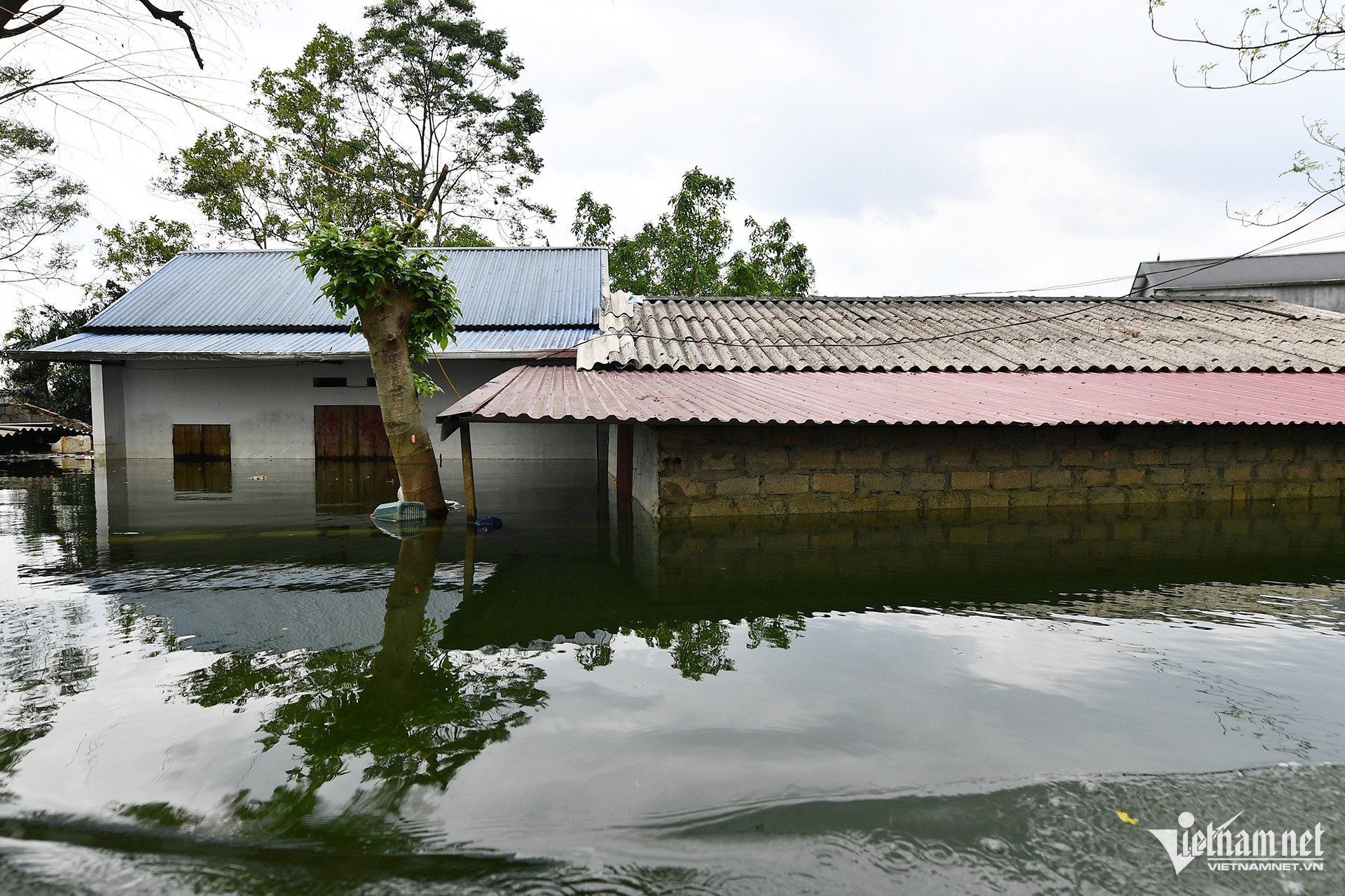 Lũ dữ tàn phá Chương Mỹ, người dân chấp nhận sống xa nhà hàng tháng trời