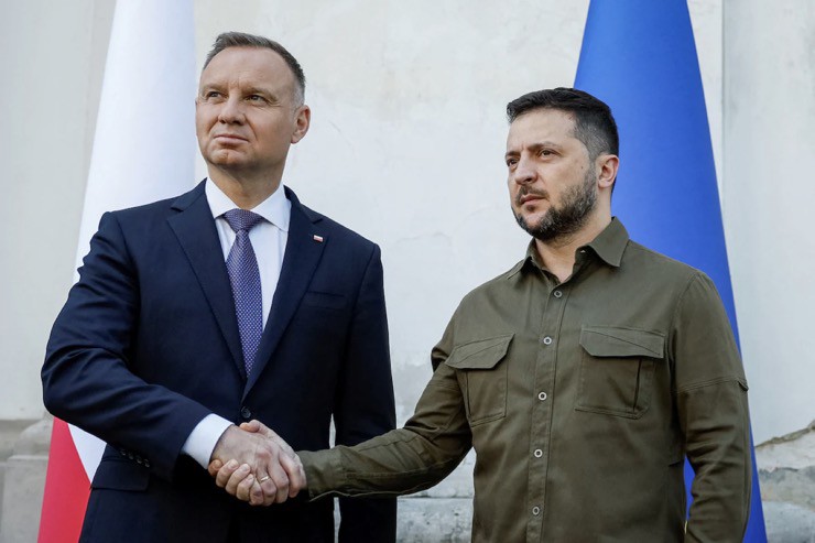 Tổng thống Ukraine Volodymyr Zelensky (phải) và Tổng thống Ba Lant Andrzej Duda bắt tay khi tham dự sự kiện tưởng niệm các nạn nhân trong Thế chiến 2 ở thành phố Lutsk vào ngày 9/7/2023. Ảnh: Reuters.