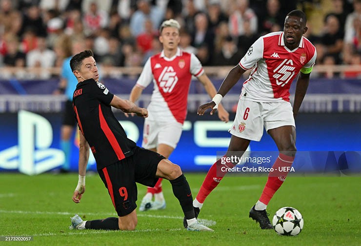 Lewandowski tỏ ra "đuối" trước Monaco