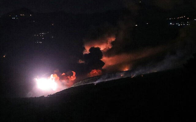 Lửa và khói bùng lên ở miền nam Lebanon sau đợt không kích dữ dội của Israel hôm 19/9. Ảnh: AFP.