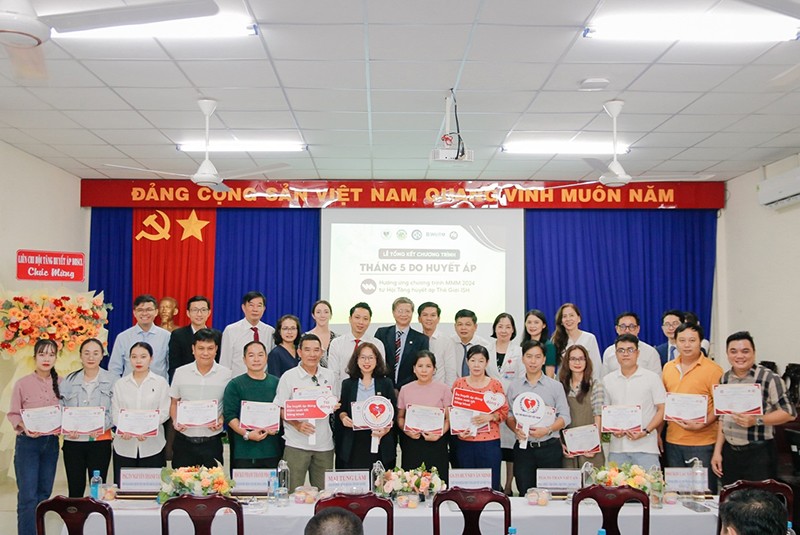 Học viên nhận giấy chứng nhận tham dự đào tạo đo huyết áp đúng cách từ Chủ tịch VSH - Ảnh: Xuân Linh