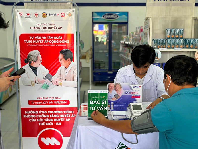 Chương trình MMM 2024 - đo huyết áp trong cộng đồng bằng máy đo huyết áp B.Well tại các nhà thuốc Trung Sơn Pharma - Ảnh: Xuân Linh