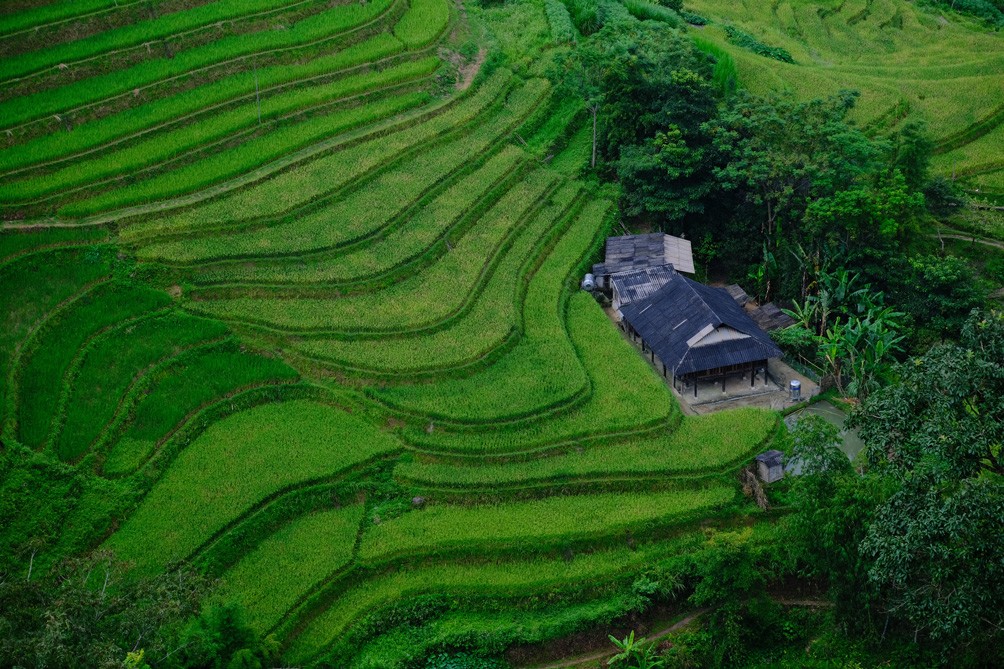 Nơi đây nổi tiếng với cảnh sắc thiên nhiên hoang sơ, hùng vĩ cùng những cánh đồng ruộng bậc thang trập trùng