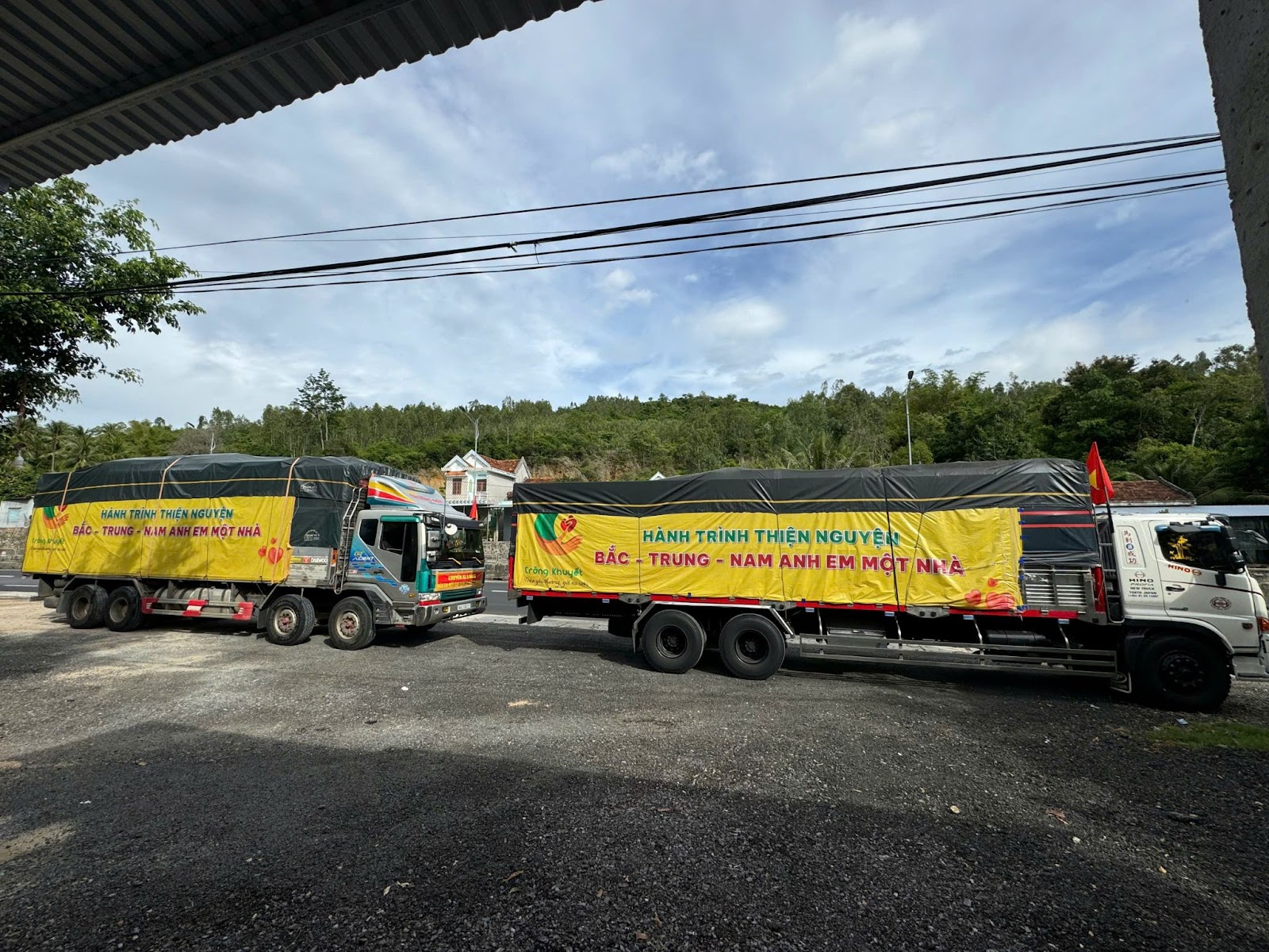 Xe hàng đầy ắp với các nhu yếu phẩm do bà con khu vực huyện Bình Chánh, thành phố Hồ Chí Minh gửi về quê hương Lào Cai.
