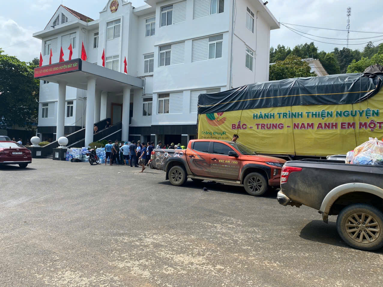 Đoàn xe vào báo cáo tại UBND huyện Bát Xát trước khi trao đến bà con.