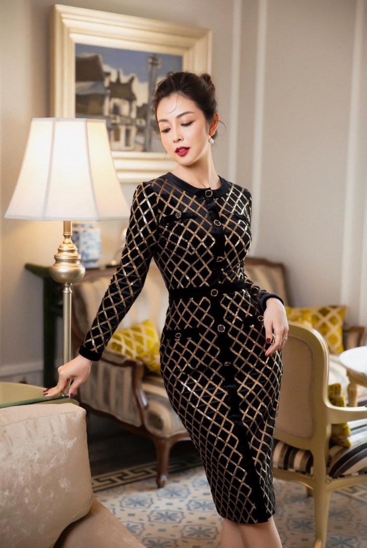 Jennifer Phạm mặc đầm bodycon khoe đường cong đồng hồ cát trong một bộ ảnh thời trang.