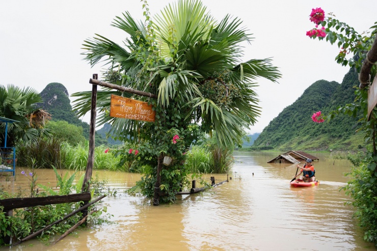 Ngắm ‘làng du lịch tốt nhất thế giới’ đẹp như tranh trong nước lũ