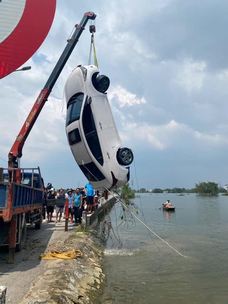 Chiếc ô tô bị lũ cuốn được trục vớt vào ngày 20/9. Ảnh: Nguyen Quyen Quy