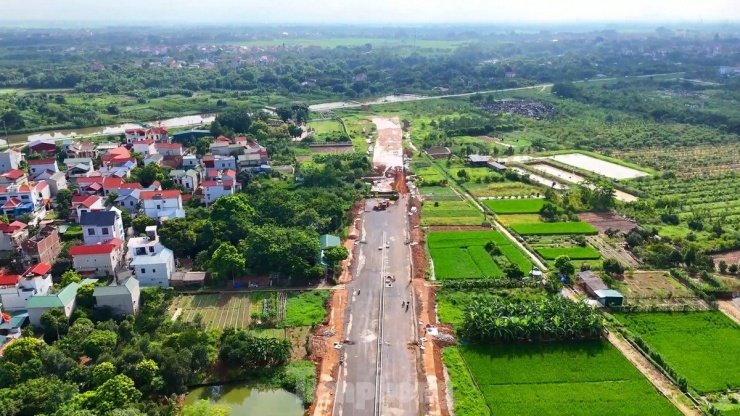 Ngoài các hạng mục như giải phóng mặt bằng; lát hè, trồng cây xanh, chiếu sáng; dự án còn xây dựng cầu qua các kênh Yên Cốc, Phượng Mỹ, La Khê; xử lý nền đất yếu một số đoạn tuyến; tổ chức giao thông và một số công trình phụ trợ khác…